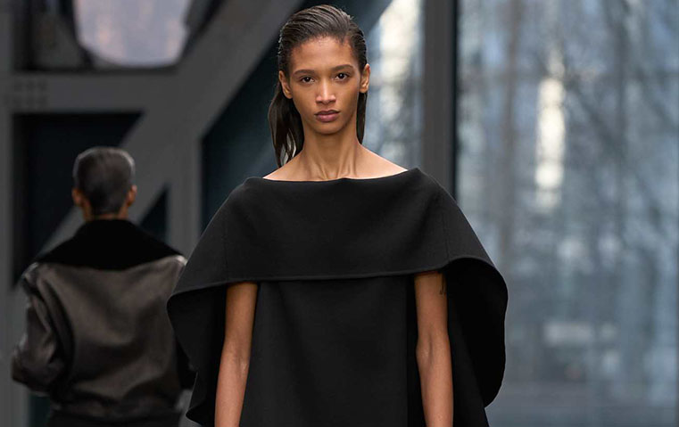 ألوان محايدة وياقات ودبابيس: دليل صيحات الموضة لخريف وشتاء 2026